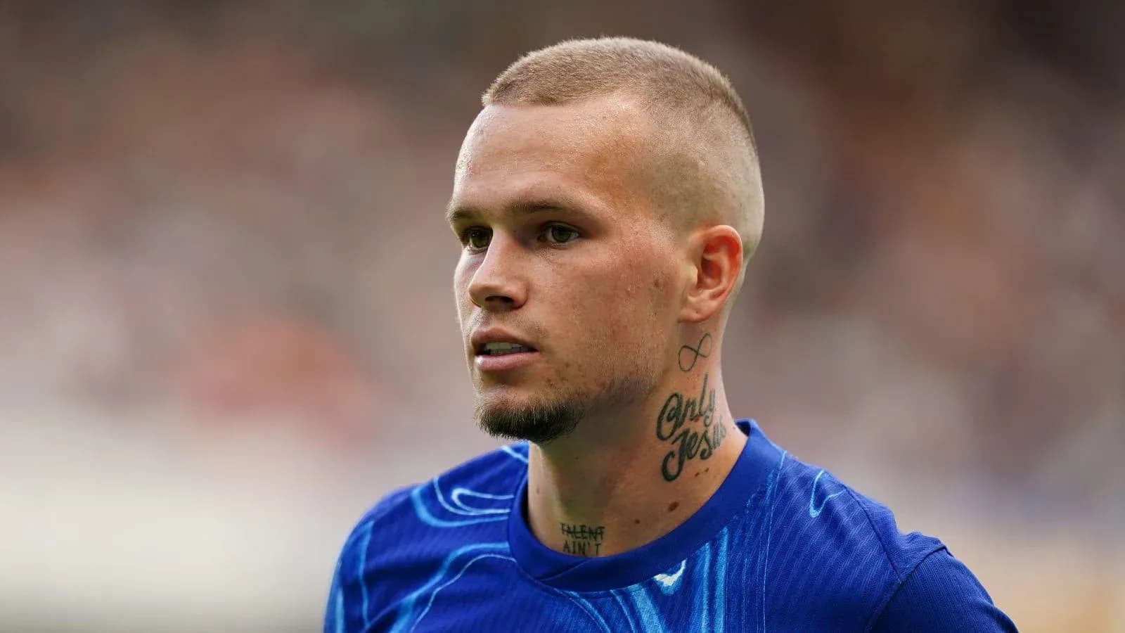 Jugador con camiseta azul mirando hacia adelante