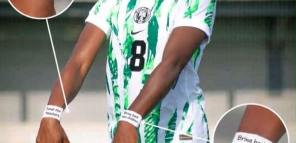 Jugadora con camiseta de Nigeria y mensajes en muñecas