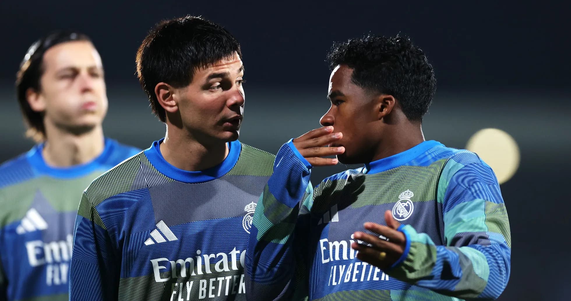 Jugadores de Real Madrid conversando en el entrenamiento