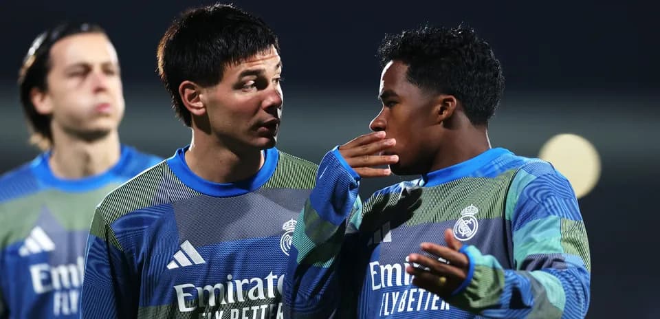 Jugadores de Real Madrid conversando en el entrenamiento