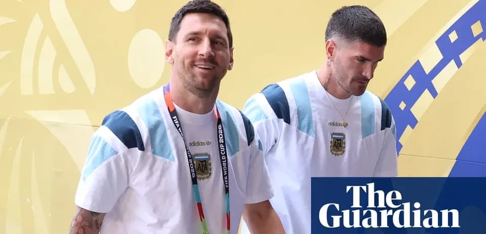 Lionel Messi y compañero llegando a evento deportivo