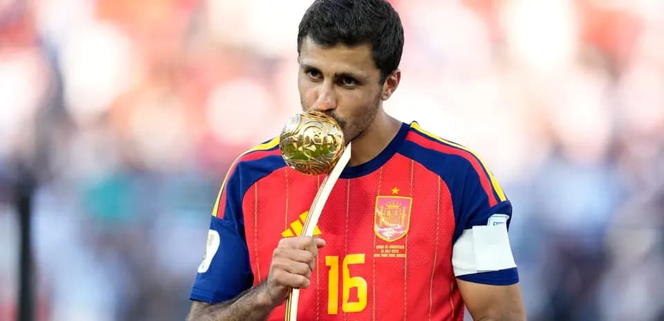 Jugador de España besando trofeo tras partido