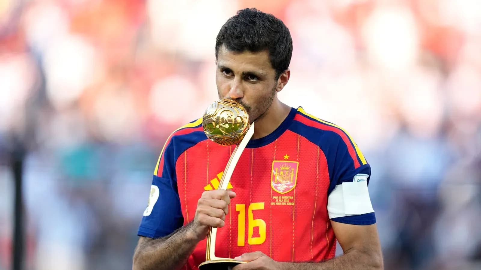 Jugador de España besando trofeo tras partido