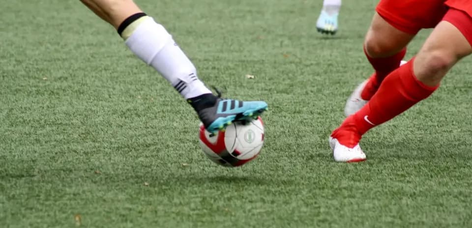 Jugadora patea el balón en el campo
