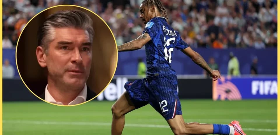 Jugador corriendo con balón durante un partido