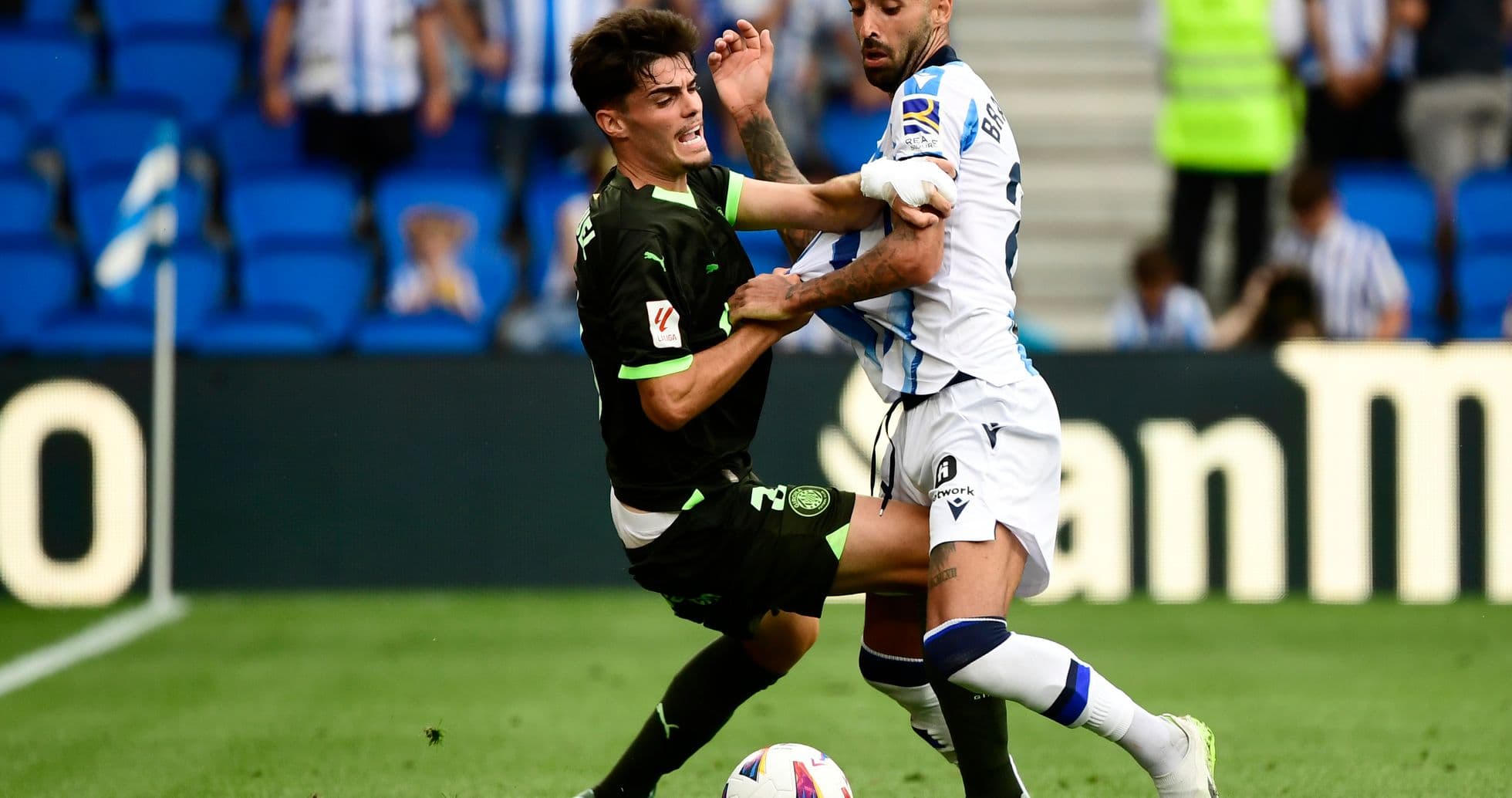 Jugadores compitiendo por el balón en La Liga