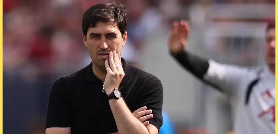 Entrenador pensativo durante el partido en el banquillo