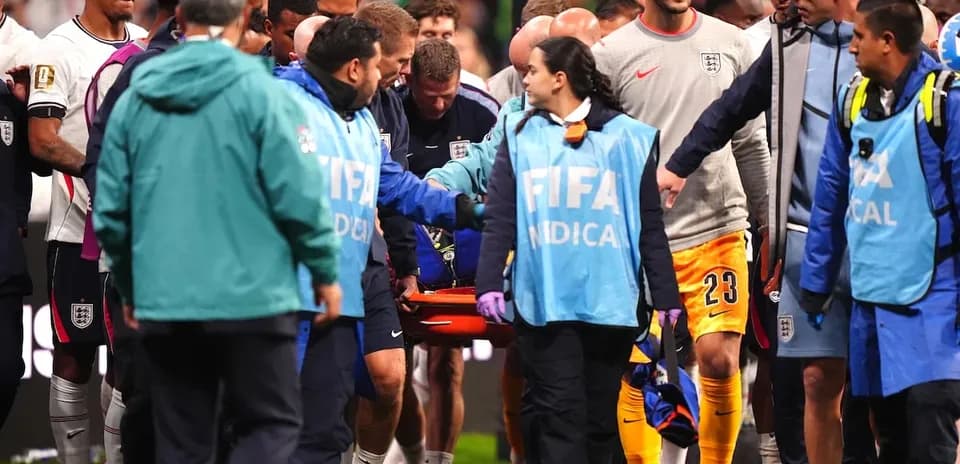 Personal médico trasladando a un jugador herido
