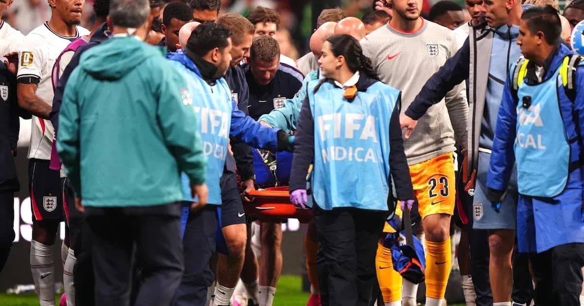 Personal médico trasladando a un jugador herido