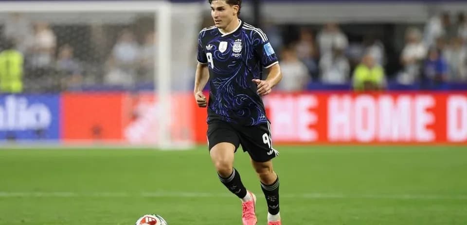 Jugador de Argentina corriendo con balón en el campo