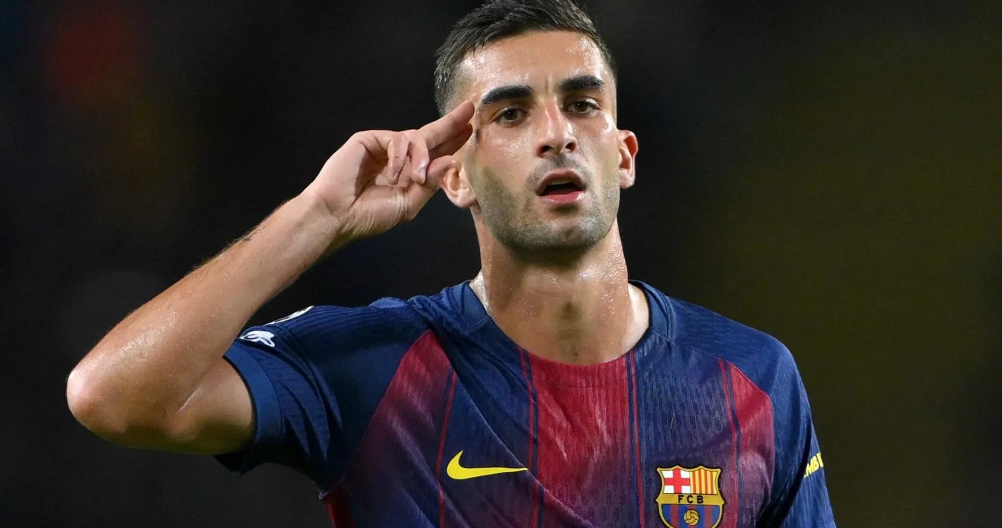 Jugador del Barcelona saludando tras marcar gol