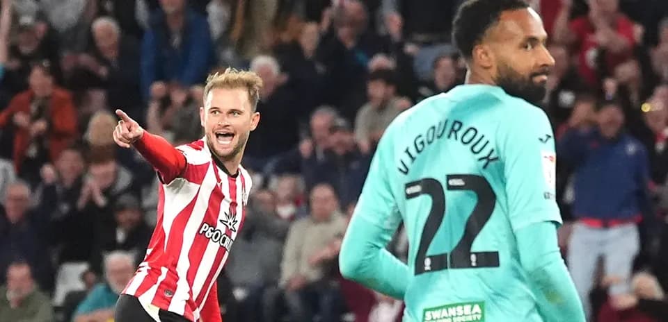Jugador señalando tras anotar un gol en partido
