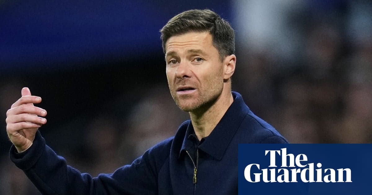 Entrenador gesticulando durante un partido de fútbol