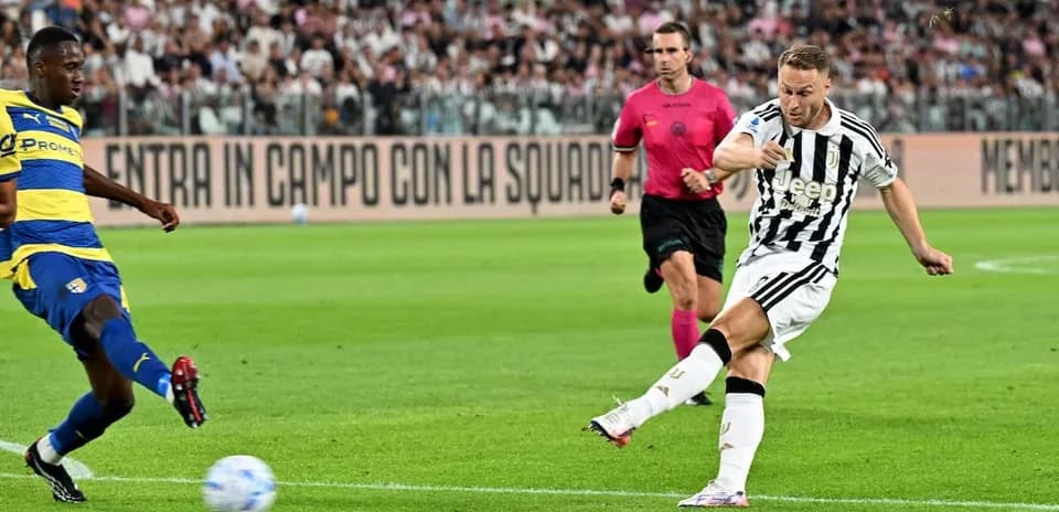 Jugador de Juventus dispara a puerta contra Parma