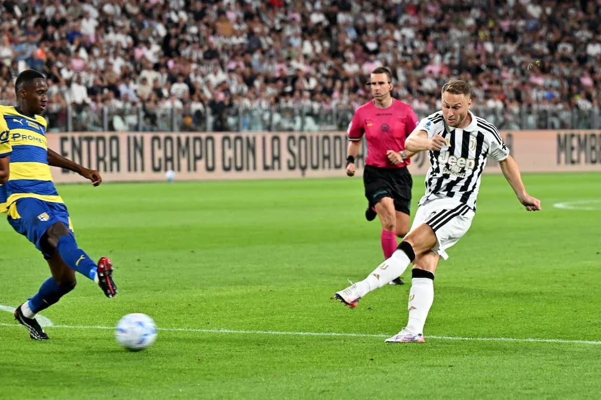 Jugador de Juventus dispara a puerta contra Parma