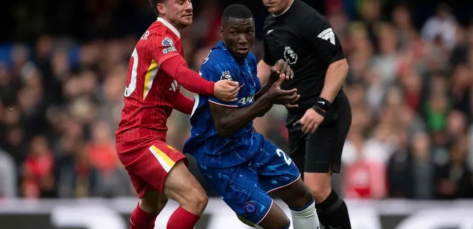 Jugadores de Liverpool y Chelsea compitiendo por el balón