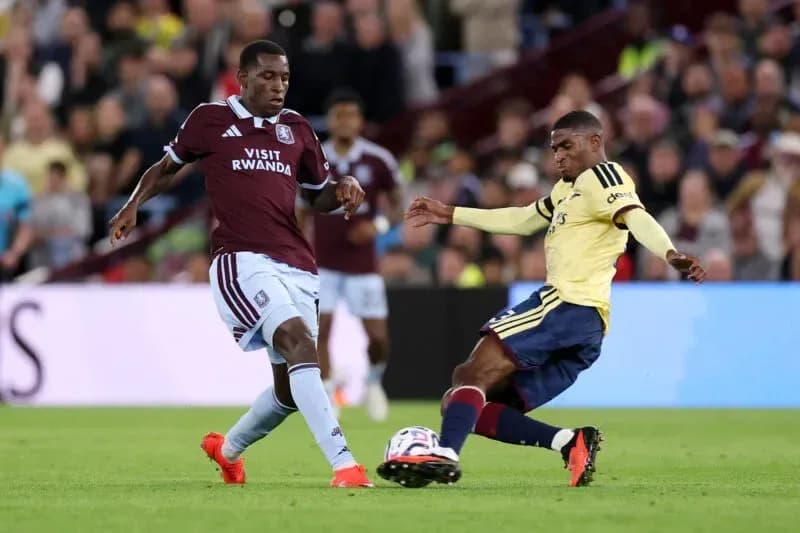 Jugador de Aston Villa desafiando a jugador de Arsenal
