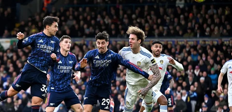 Jugadores de Arsenal contra Leeds en partido
