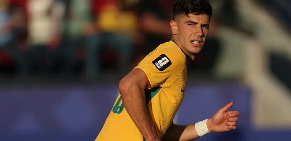 Jugador de Australia corriendo en el campo de fútbol