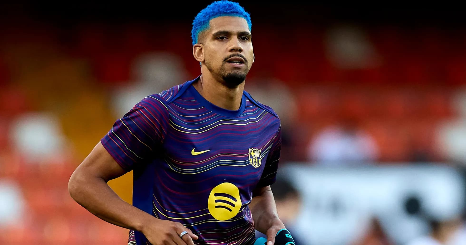 Jugador de fútbol calentando antes del partido