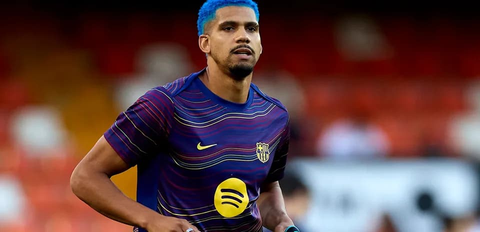 Jugador de fútbol calentando antes del partido