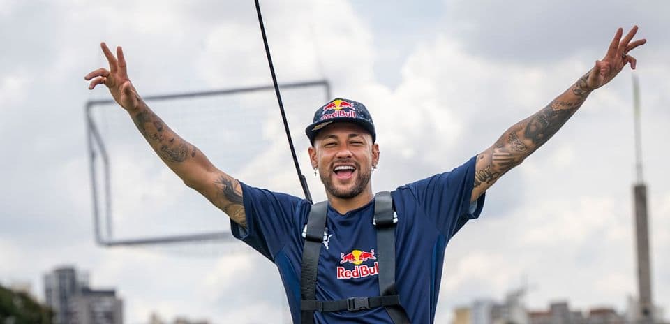 Neymar celebrando con brazos levantados en evento