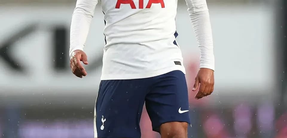 Jugador de Tottenham caminando en el campo de juego