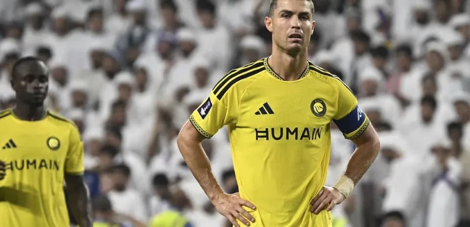 Cristiano Ronaldo en el campo con su equipo