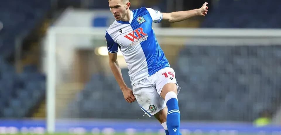 Jugador de Blackburn Rovers disparando el balón