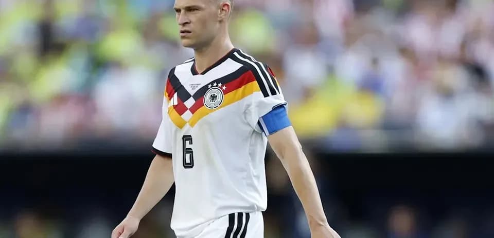 Jugador de Alemania con banda de capitán en el campo