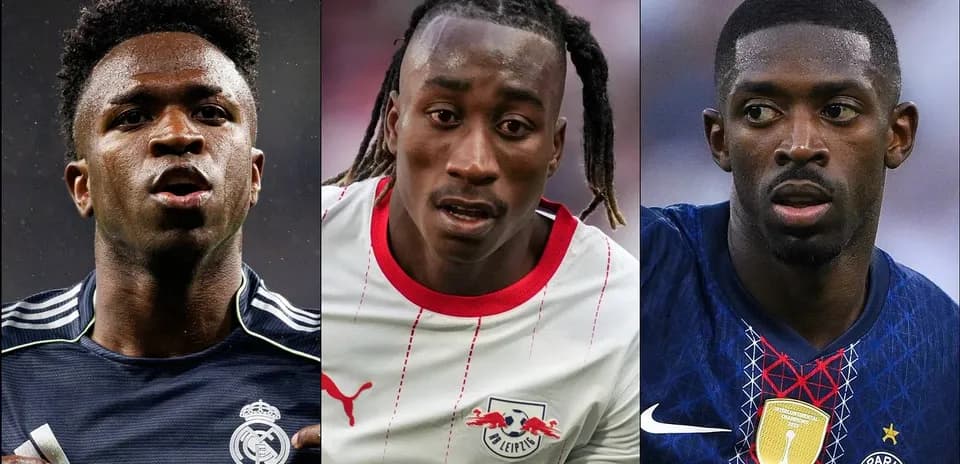 Tres jugadores de fútbol en sus camisetas de equipo