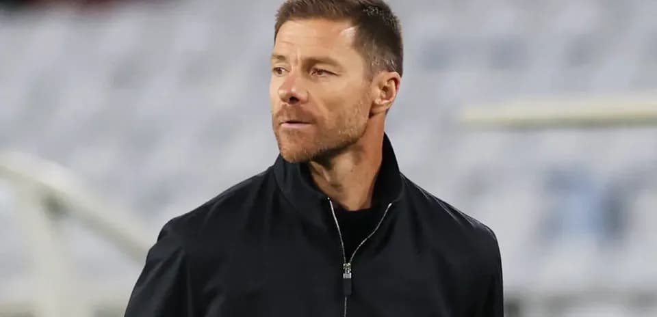 Entrenador observando durante un partido en el estadio