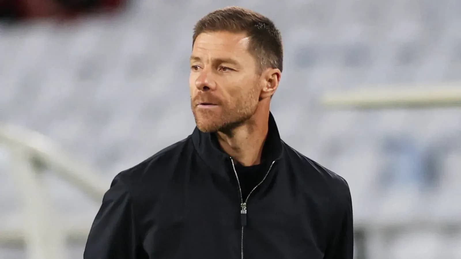 Entrenador observando durante un partido en el estadio