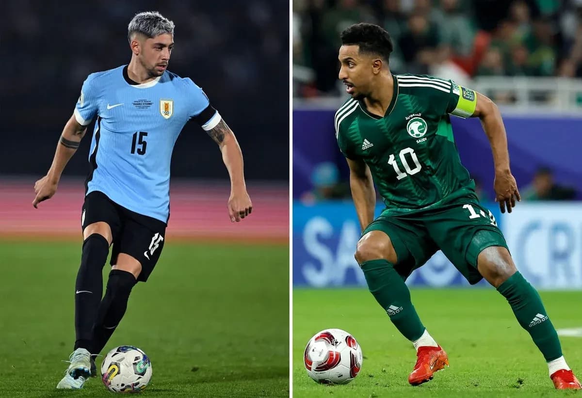 Jugadores de Uruguay y Arabia Saudita en acción