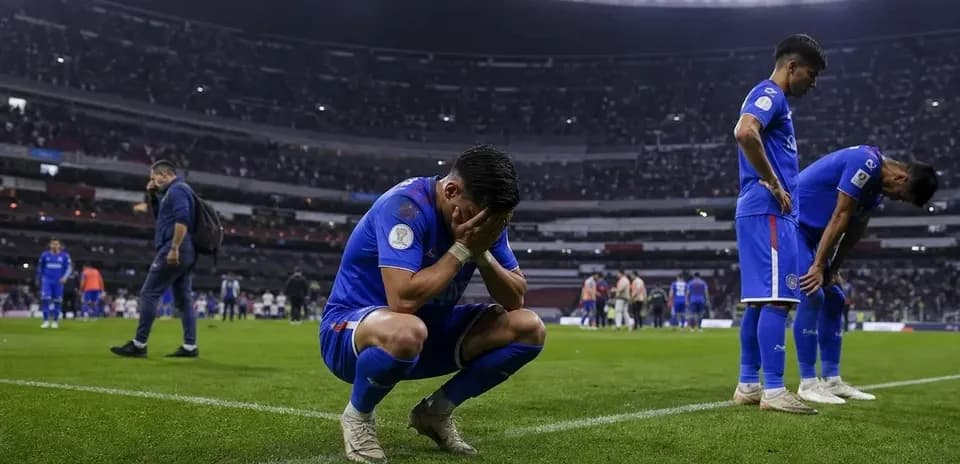 Jugadores de equipo agachados tras el partido