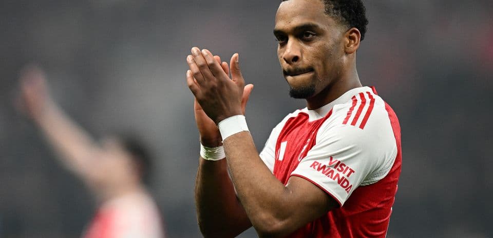 Jugador aplaudiendo tras el partido en el estadio