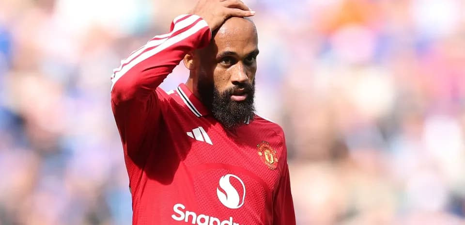 Jugador de Manchester United con camiseta roja durante el partido