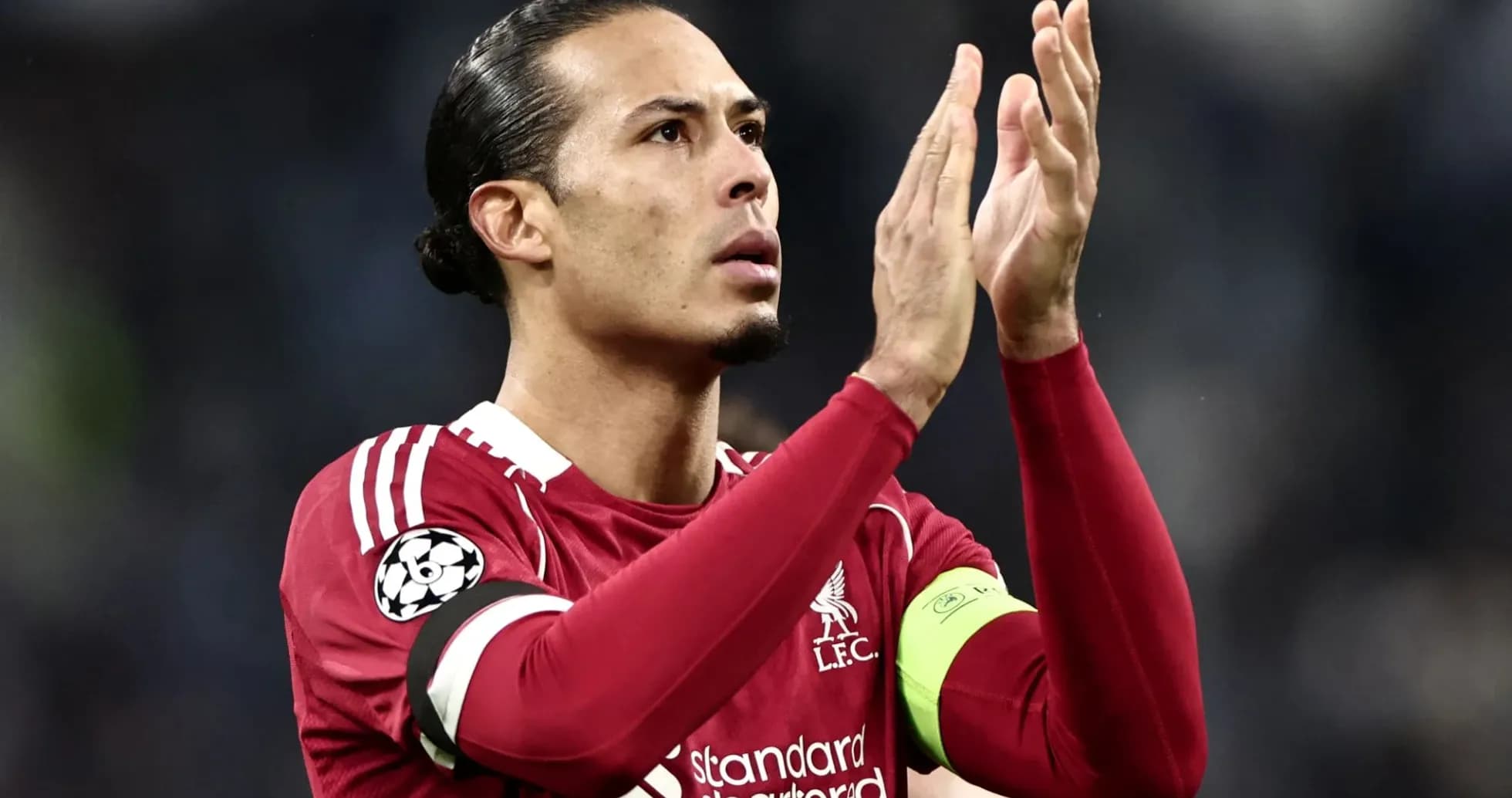 Jugador aplaudiendo con camiseta de Liverpool