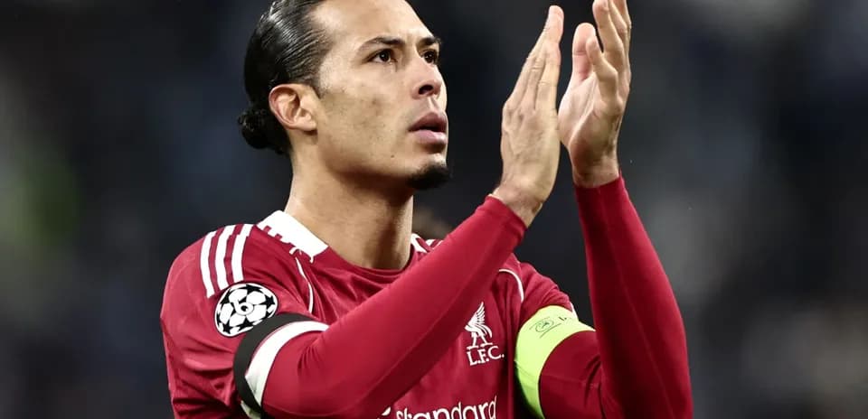 Jugador aplaudiendo con camiseta de Liverpool