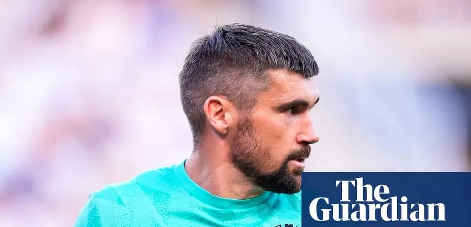 Portero con camiseta verde en perfil durante partido