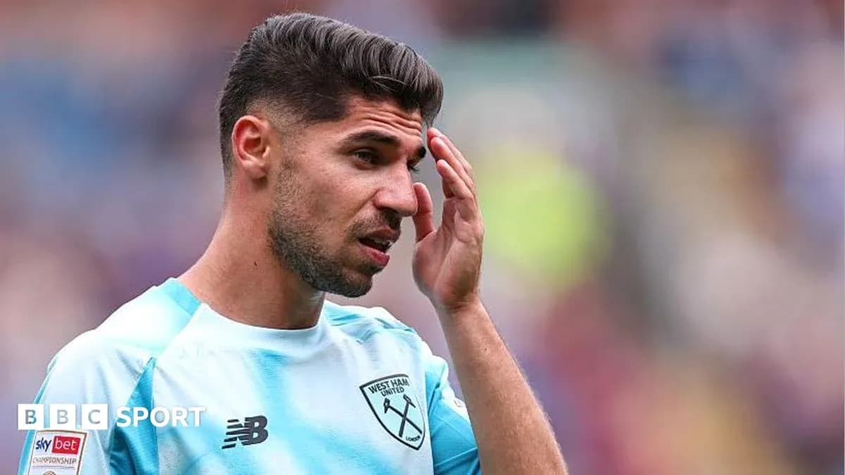 Jugador de West Ham United con gesto pensativo