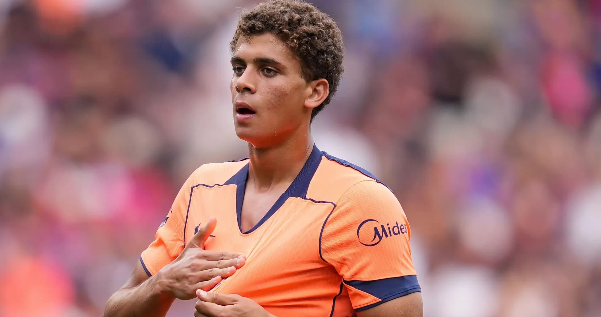 Jugador en uniforme naranja durante un partido