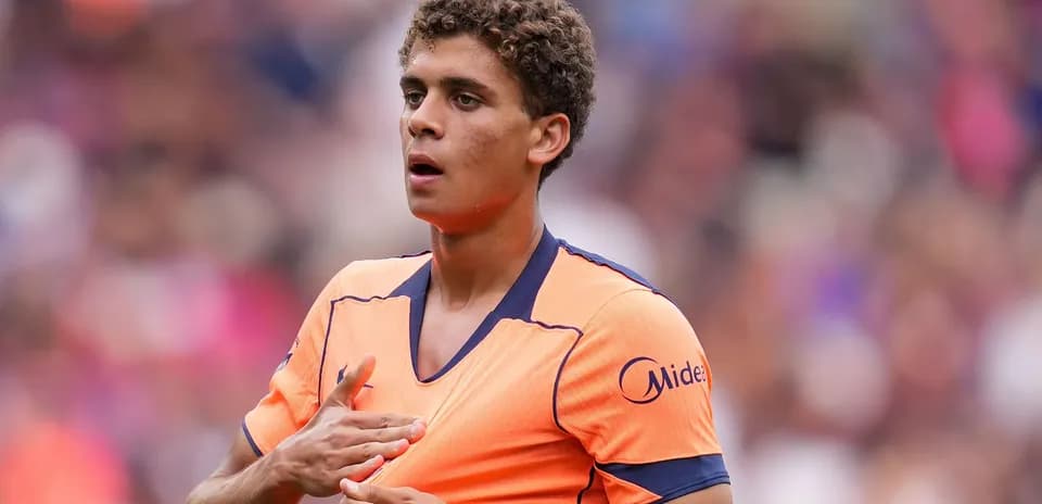 Jugador en uniforme naranja durante un partido