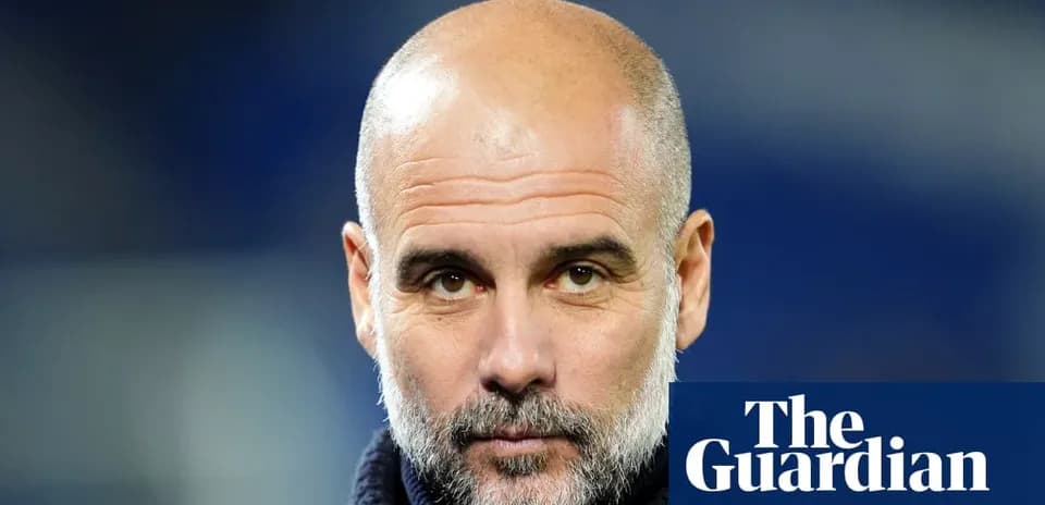 Entrenador con barba en conferencia de prensa
