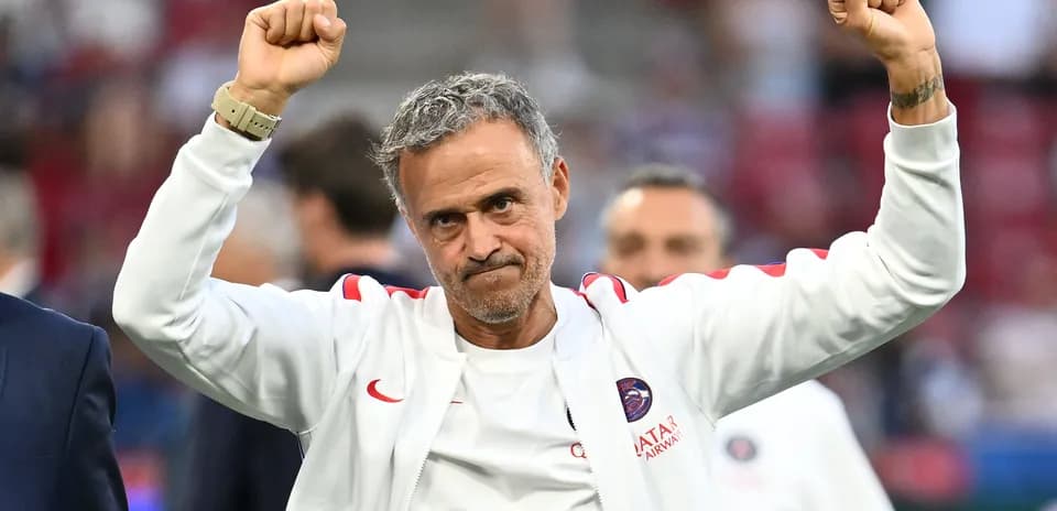 Entrenador levantando los brazos en señal de triunfo