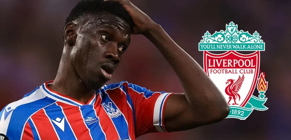 Jugador de Crystal Palace con camiseta rayada durante el partido