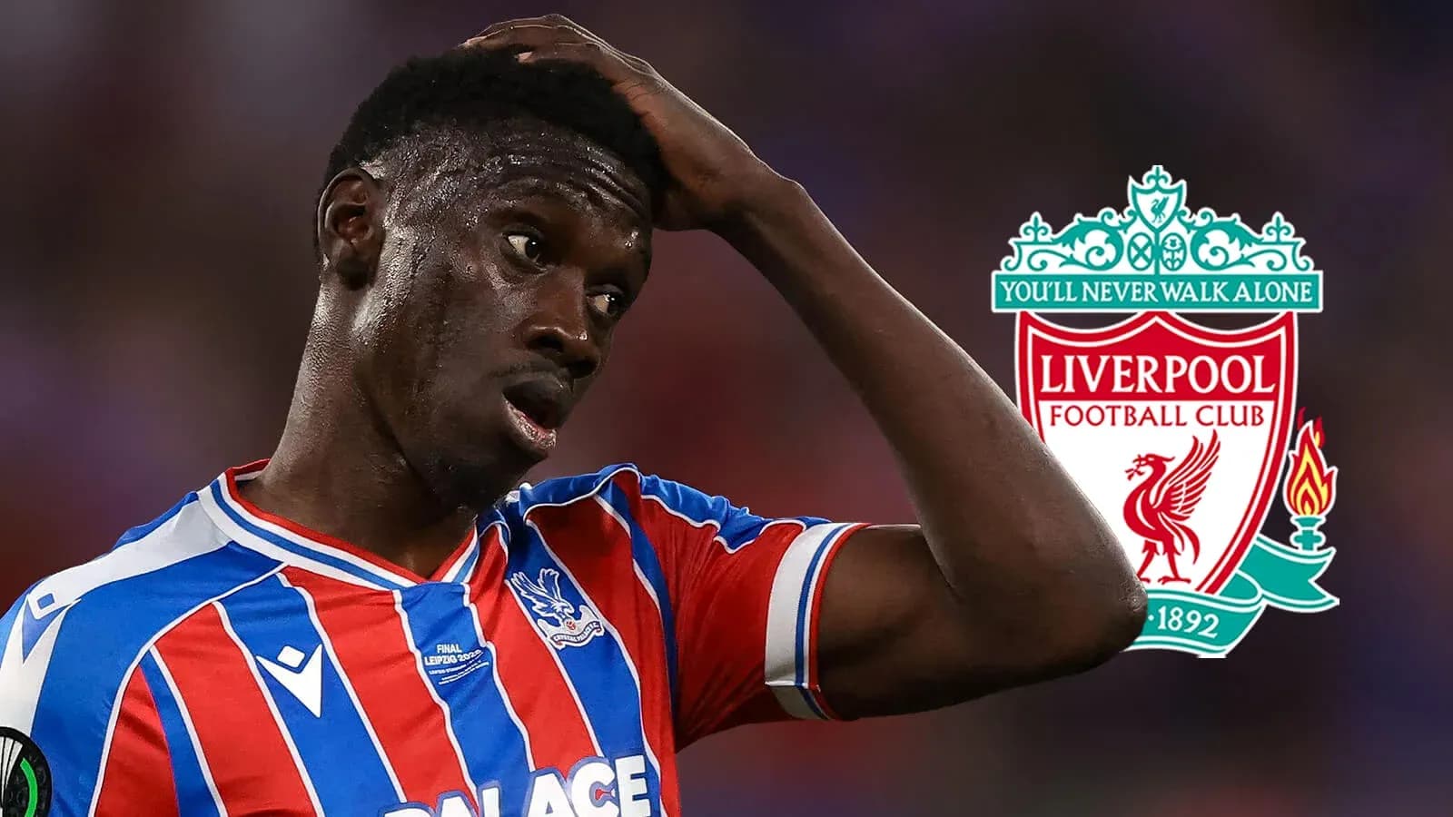 Jugador de Crystal Palace con camiseta rayada durante el partido