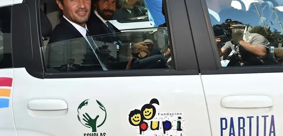 Dos hombres en un automóvil con logotipos visibles