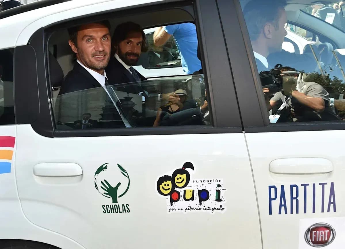 Dos hombres en un automóvil con logotipos visibles