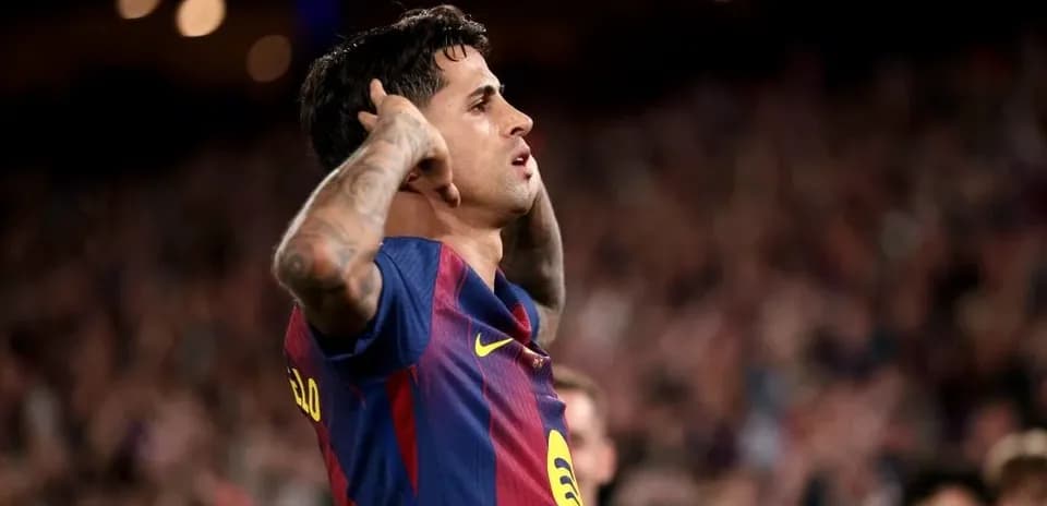 Jugador de Barcelona celebrando con gesto en el campo
